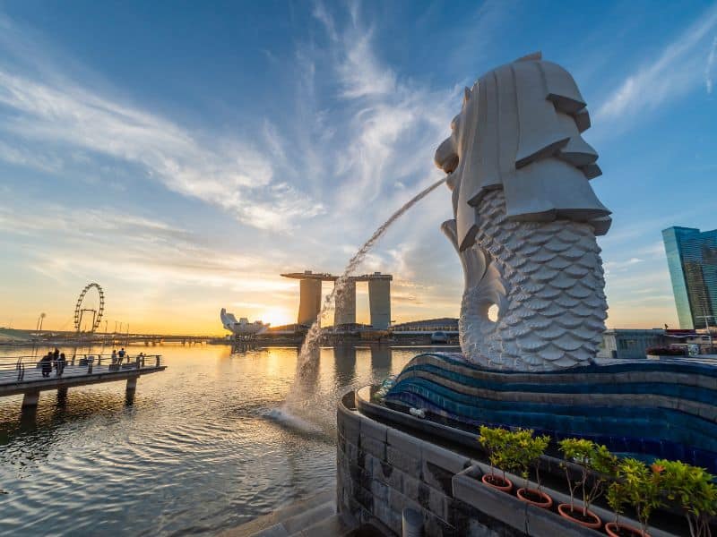 Merlion facing Marina Bayv