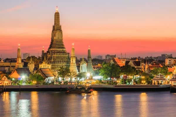 Sightseeing along the Chao Phraya in Bangkok