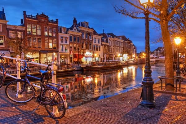 Leiden canals at night
